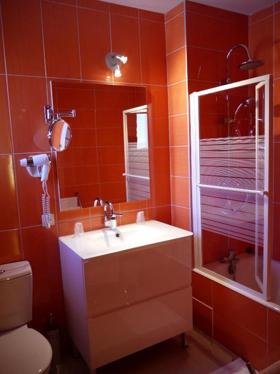 Logis Hotel Des Voyageurs Restaurant La Bonne Tabl'Hay Livron-sur-Drome Room photo